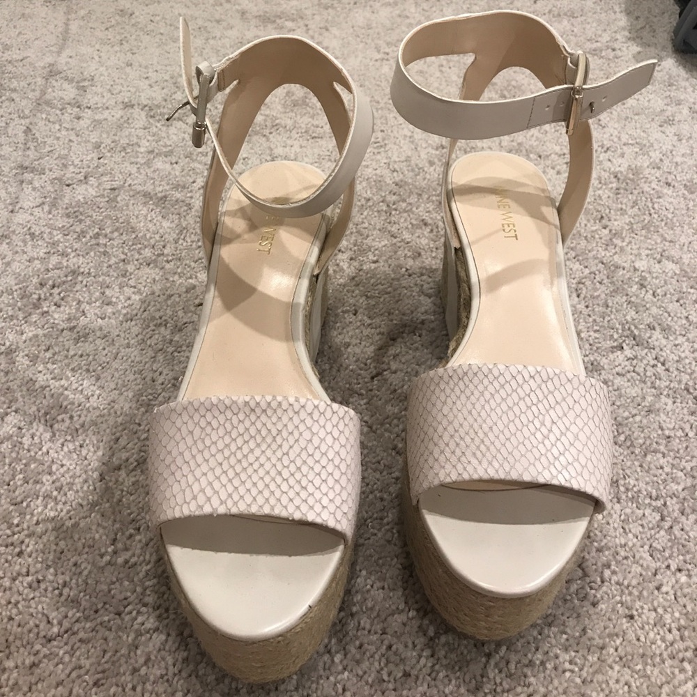 Nine West White Alligator print wedge, size 8